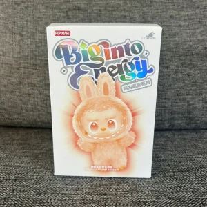 THE MONSTERS Big Into Energy Series Vinyl Plush Pendant Blind Box - Ny och oöppnad blind box från POP MARTs THE MONSTERS Big Into Energy-serie. Äkta och köpt från labubus.se! Innehåller en samlarfigur i mjuk vinyl med olika teman som Love, Hope, Serenity, Luck, Happiness, Loyalty eller Secret! Kartongen är i mycket fint skick utan synligt slitage, väldigt fin gåva 🎁 pris kan diskuteras!