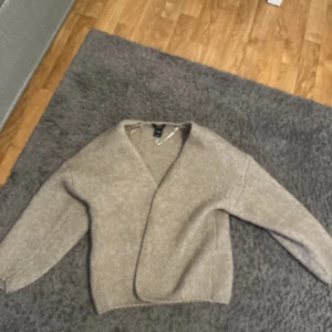 Beige stickad kofta från Lindex XS - Mysig beige stickad kofta från Lindex i storlek XS. Koftan har använts ett par gånger därav priset men inga defekter💕