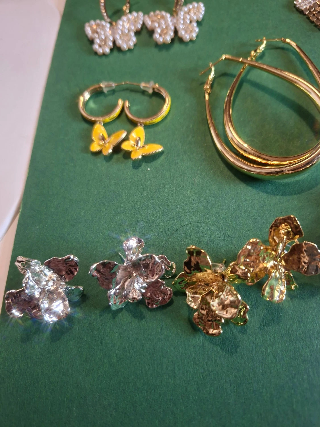 Mix av statement örhängen i guld & silver - 5