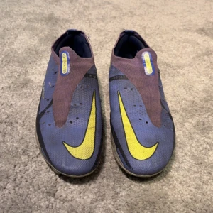 Nike phantom - Säljer ett par blå,grå, gul  elite Nike phantoms, dom är använda men dom är inte sönder någonstans och funkar som vanligt förutom att färgen är avdankad 