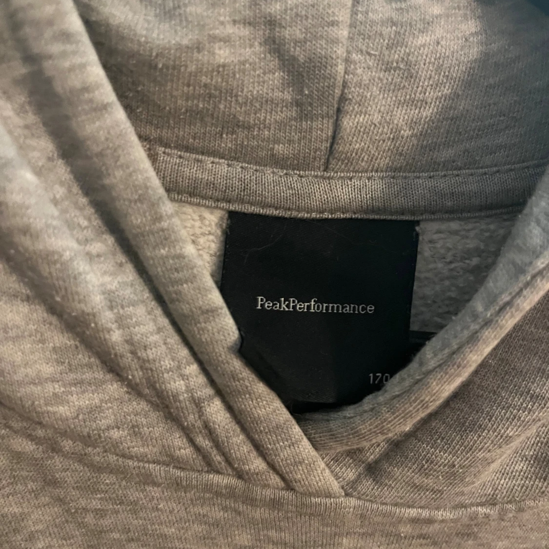 Grå hoodie från Peak Performance - 2