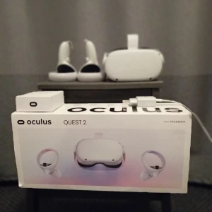 Meta Quest 2 - Tjenare säljer nu mitt Oculus Quest 2 VR-headset med två handkontroller och originalförpackning. Komplett med laddare. Den är I jättebra skick utan repor och fungerar exakt som den ska med sjuk bra batteri tid!😀 säljer för jag inte använder det och för att jag spar pengar till en A traktor. Skriv om ni vill ha fler bilder och priset är inte fast I sten!😀