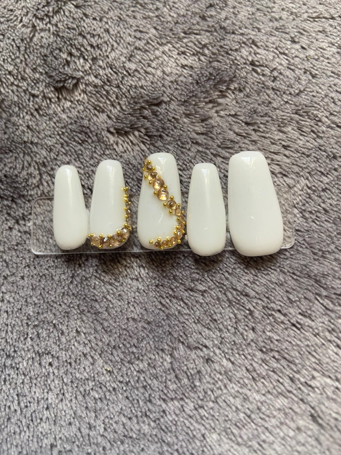 Vita lösnaglar med guldpärlor