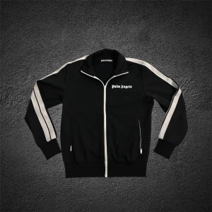 Palm angels tracksuit jacka - Säljer denna feta Palm angels tracksuit jackan! | skicket är 10/10 då den ser helt ny ut | Storlek M | självklart är den helt äkta (se bild 5) | skriv vid minsta fundering! | skickar inom 24h📦| säljer denna till ett extremt bra pris då de oftast säljs äkta för 3000kr och upp. 
