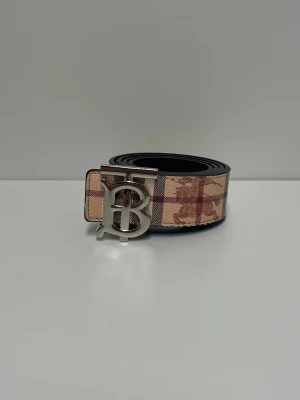 Burberry Bälte  - Säljer ett helt nytt bälte, aldrig använd. Storlek 110. Skriv gärna vid fler frågor. Postar inom 24h efter betalning. (Alla bilder är tagna av mig)