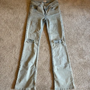 Bootcut jeans med slitningar - Snygga bootcut från Nelly med slitningar. Lite defekter längst ner (se bild) så de är för långa för mig men inget märkbart. Pris kan diskuteras 