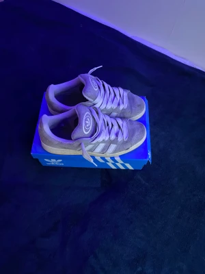 Grå Adidas Campus sneakers mocka - Säljer ett par grå Adidas Campus sneakers i mjuk mocka!!!