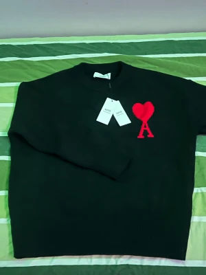 Svart stickad tröja från Ami Paris - Tröja från Ami Paris helt ny oanvänd