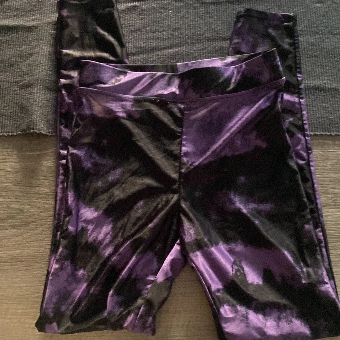 Lila och svarta leggings från H&M
