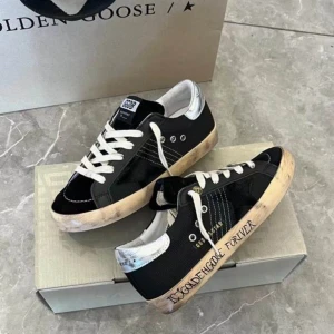 Golden goose superstar - Säljer ett par golden goose superstar i helt ny skick som jag har aldrig använt och säljer eftersom jag har för många skor! Model - BLACK NET UPPER SUPER-STAR. Mvh