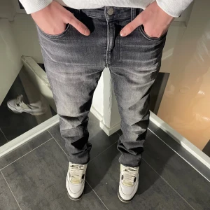 Calvin Klein Jeans - Mörka Calvin Klein - Slim Taper - W31 L32 - Skick 9/10 - Hör av er vid minsta fundering! 