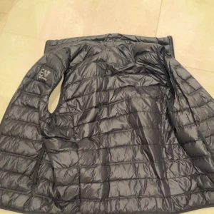 EA7 armani väst svart - EA7 Armani väst svart storlek M  Knappt använd, endast ett fåtal gånger, men fint skick!