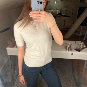 Stickad t-shirt - En jättefin vit, stickad och varm t-shirt. I storlek S från Zara . Använd fåtal gånger. Nypris 299💗