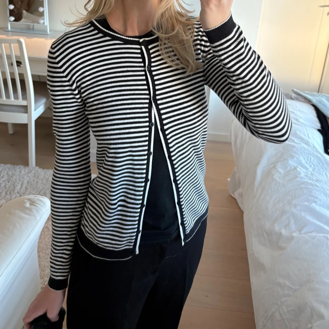 Svartvit randig kofta med knappar
