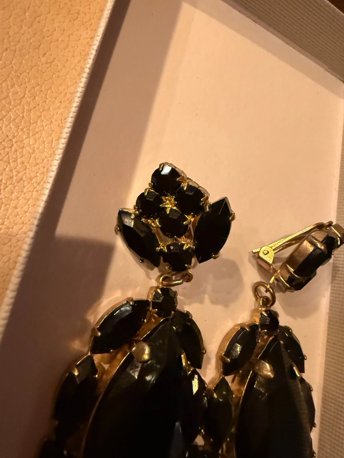 Stora svarta och guldiga statementörhängen (clips) - 1