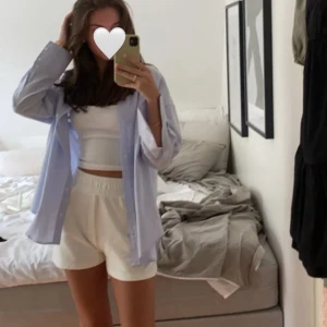 Vita mjukisshorts med resårmidja - Vita mjukisshorts med loose passform och bred resår i midjan från ZARA!