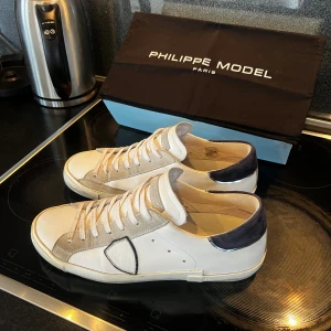 Philippe model  - Tja! Säljer nu mina feta Philippe model då jag köpt ett annat par. Skorna är i sjukt bra skick! Storlek 44 Box & dustbags ingår vid köp. Hör av er vid intresse! 