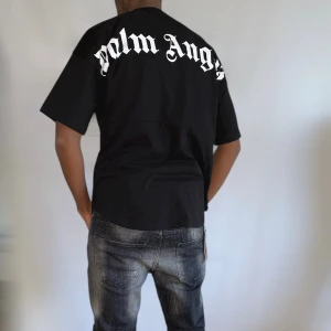 Palm angels t shirt herr S (oversize fit)  - Helt ny. Fin replika med grym kvalitet. Modellen är 175cm lång,bär storlek S på bilderna. Pris: 799kr. Först till kvarn som gäller.