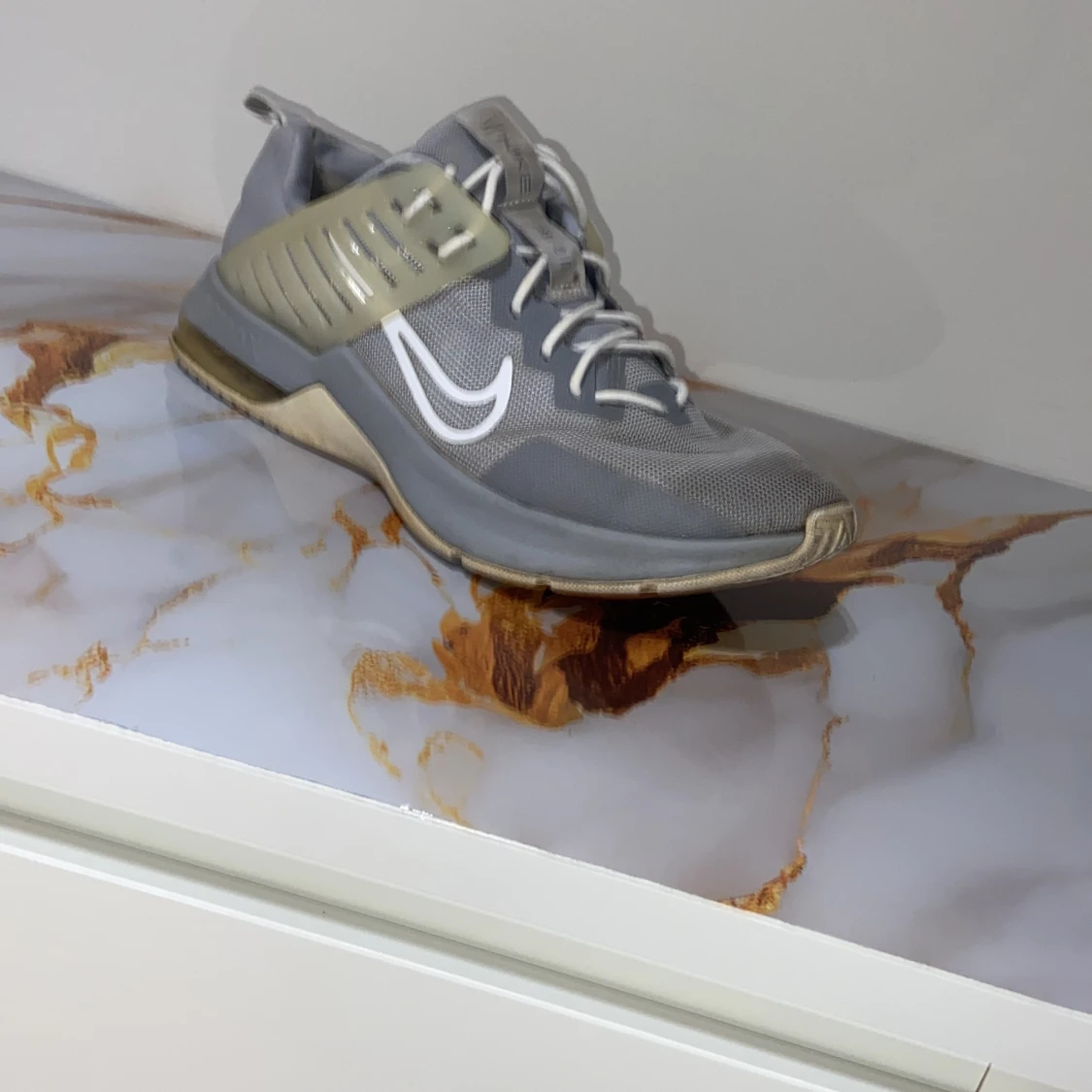 Grå Nike sneakers med vit swoosh