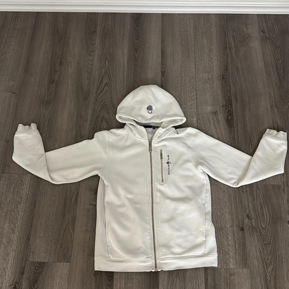 Vit vinhoodie från Sail Racing