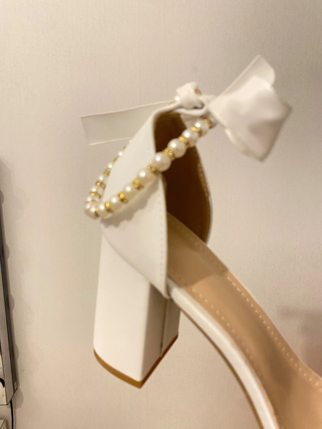 Vita klackskor med pärldetalj och rosett - 1