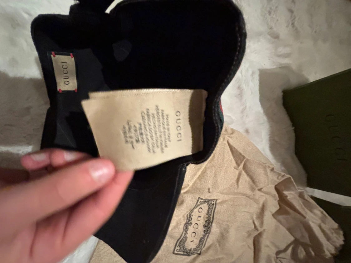 Svart Gucci keps med broderat mönster - 5