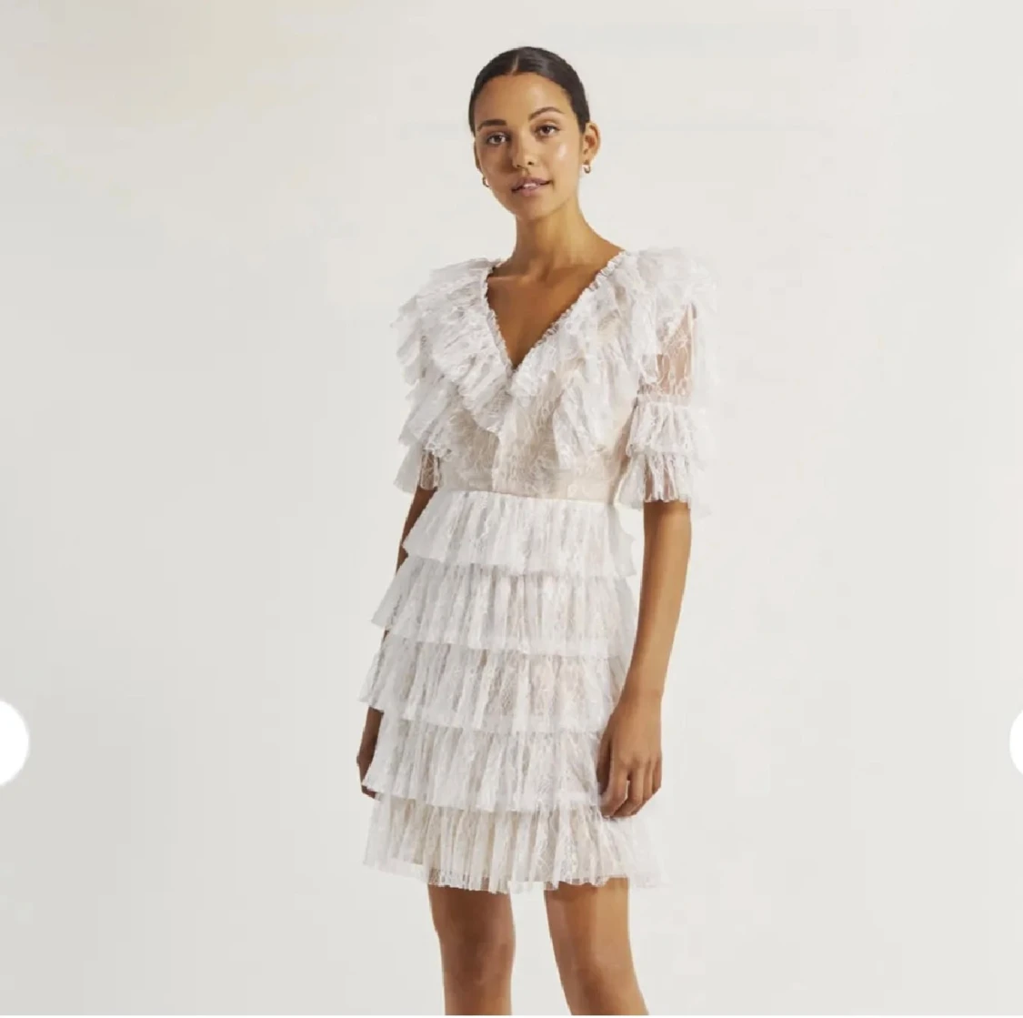 Vit spetsklänning med volanger