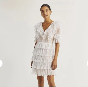 Vit spetsklänning med volanger - Säljer min älskade studentklänning från ByMalina. Klänningen är så gott som ny. Bara använts en gång. Boxen finns kvar! Nypris är 2499kr🩷