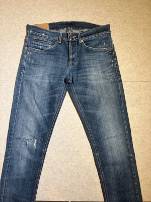 Dondup George  - Feta dondups i moddelen George byxorna är fint skick och mått och bild med det på går att lösa vid intresse bara att höra av dig vid frågor och funderin