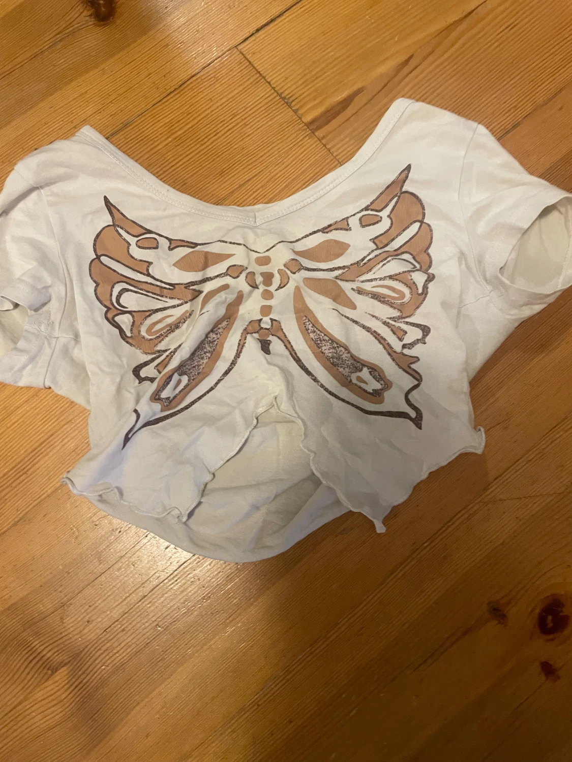 Vit croppad topp med fjärilstryck