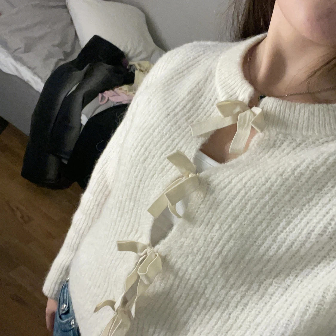 Vit stickad bolerotopp med rosetter - 2