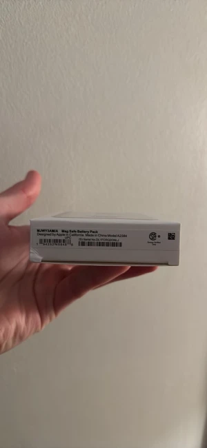 Apple MagSafe Battery Pack - Apple MagSafe Battery Pack, modell A2384, i originalförpackning. Perfekt för att ladda din iPhone trådlöst och smidigt. Förpackningen är i gott skick med endast mindre märken i hörnen. Kompatibel med MagSafe-aktiverade iPhones.