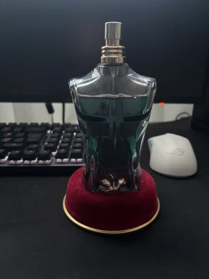 JPG herrparfym i unik flaska Le beau EDT - Snygg parfym i en ikonisk torsoformad flaska från Jean Paul Gaultier. Perfekt för dig som vill sticka ut med din stil. Volym och ingredienser syns inte på bilderna. Flaskan innehåller 125ml och de är runt 115+ ml kvar.