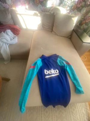 Barca tröja Köpt i Spanien  - Barca tröjan är köpt i Spanien och är hyfsat ny  jag köpte den för 799 men säljer mycket billigare jag säljer den bara för den ändå bara ligger i min garderob 