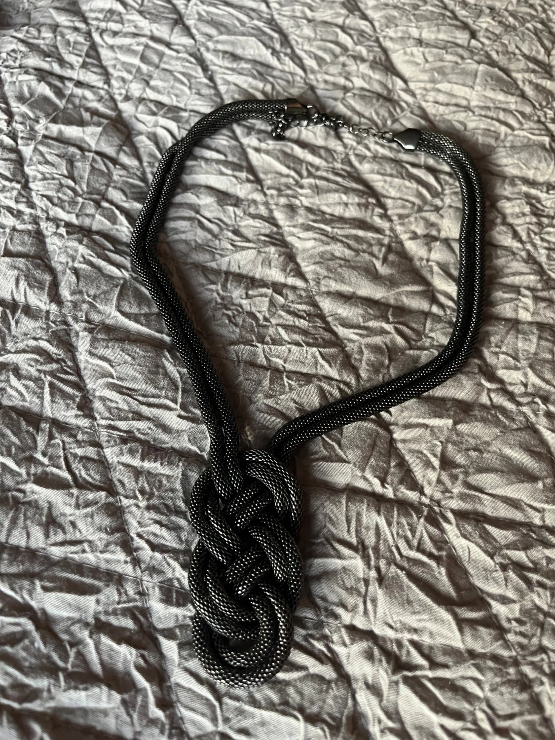 Svart och silverfärgat flätat halsband