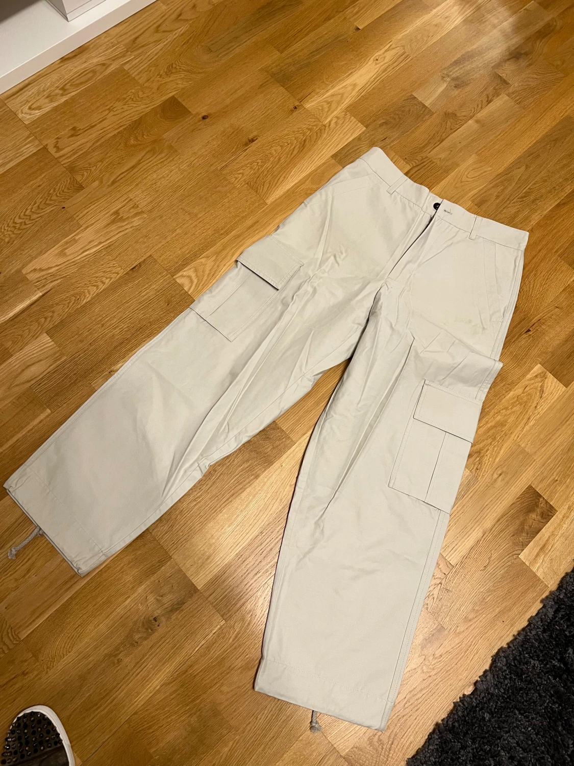 Beige cargopants från Elier - 1