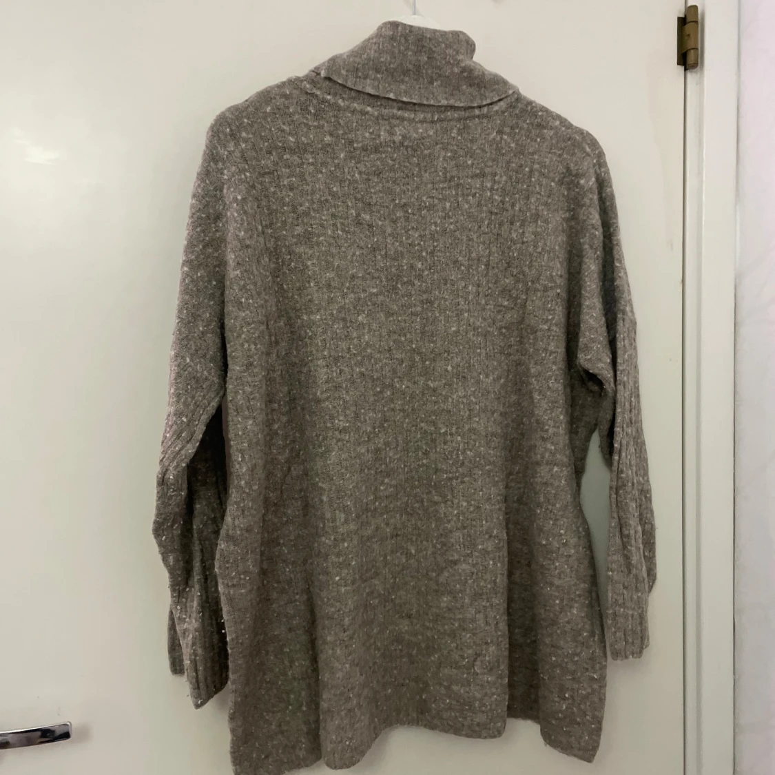 Beige polotröja från Bik Bok i ullmix - 1