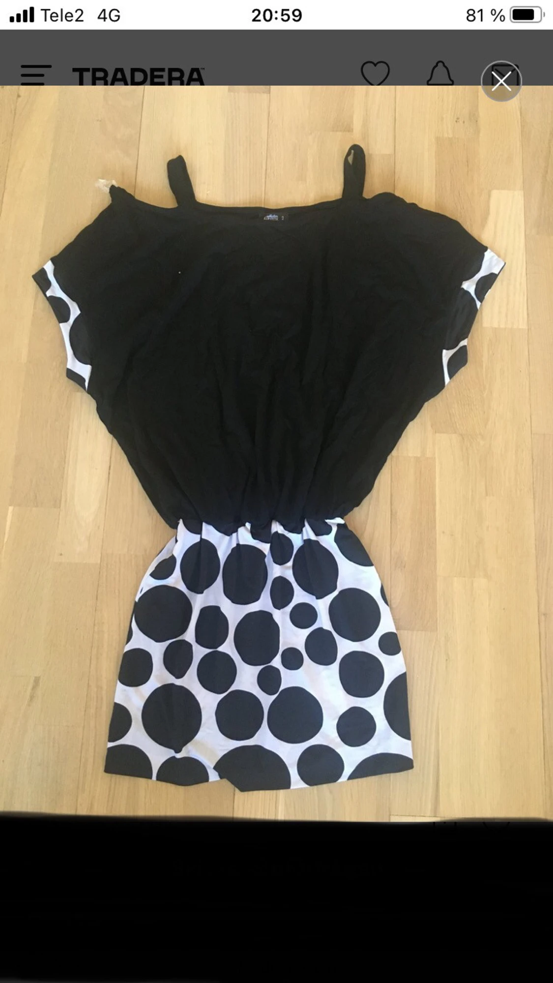 Svart och vit prickig kortklänning