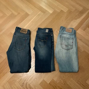 2 par Replay jeans - Säljer tre par Replay jeans  för ett pris!                 -Replay Grover i storlek 29/30. (Dom till vänster)  -Replay Luz i storlek 27/32. (Mitten) sålda❌. -Replay Anbass i storlek 29/33 (Dom till höger)       Kom gärna med frågor!  Pris går diskutera