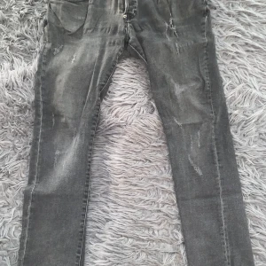 Dsq2 Jeans - Säljer mina Dsquared2 jeans eftersom de har blivit lite tajta på mig. 