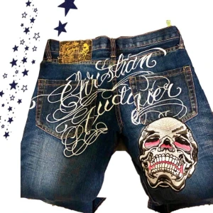 Christian Audigier jeans - Supercoola men har tyvärr blivit för små för mig. Lite slitningar längst ned samt den bruna lappen annars i mycket bra skick! Det står storlek 29 length 34. Skulle säga att dom passar xs/s men fråga gärna om mått om du är intresserad!💕