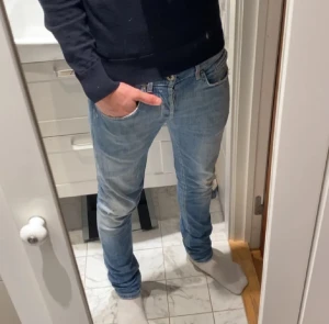 Blåa Dondup jeans  - Säljer ett par ljusblå skinny jeans från Dondup i modellen George. Sjukt snygga med bra passform! Storlek W32, hör av dig vid funderingar🙌