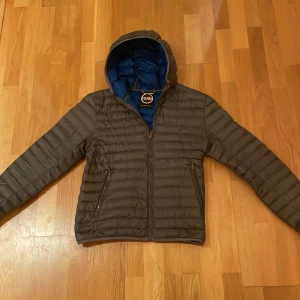 Mörkgrå Colmar pufferjacka med huva - Säljer nu min grå Colmar dunjacka. Skicket är mycket bra och den är använd sparsamt. Nypris ca 3000 kr. Hör av dig vid frågor/Maxi