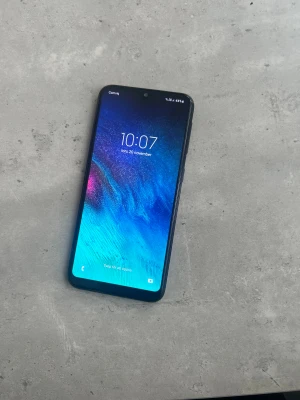 Samsung Galaxy A20e - Samsung Galaxy A20e i svart med 5,8" skärm, dubbla bakre kameror och fingeravtrycksläsare. Telefonen är i gott skick med minimalt synligt slitage. Perfekt för dig som söker en pålitlig och prisvärd Android-mobil.