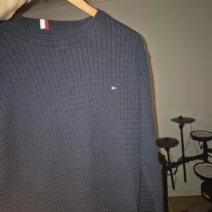 Mörkblå långärmad tröja Tommy Hilfiger - Snygg mörkblå långärmad tröja från Tommy Hilfiger med diskret logga på bröstet. Väldigt bra skick.