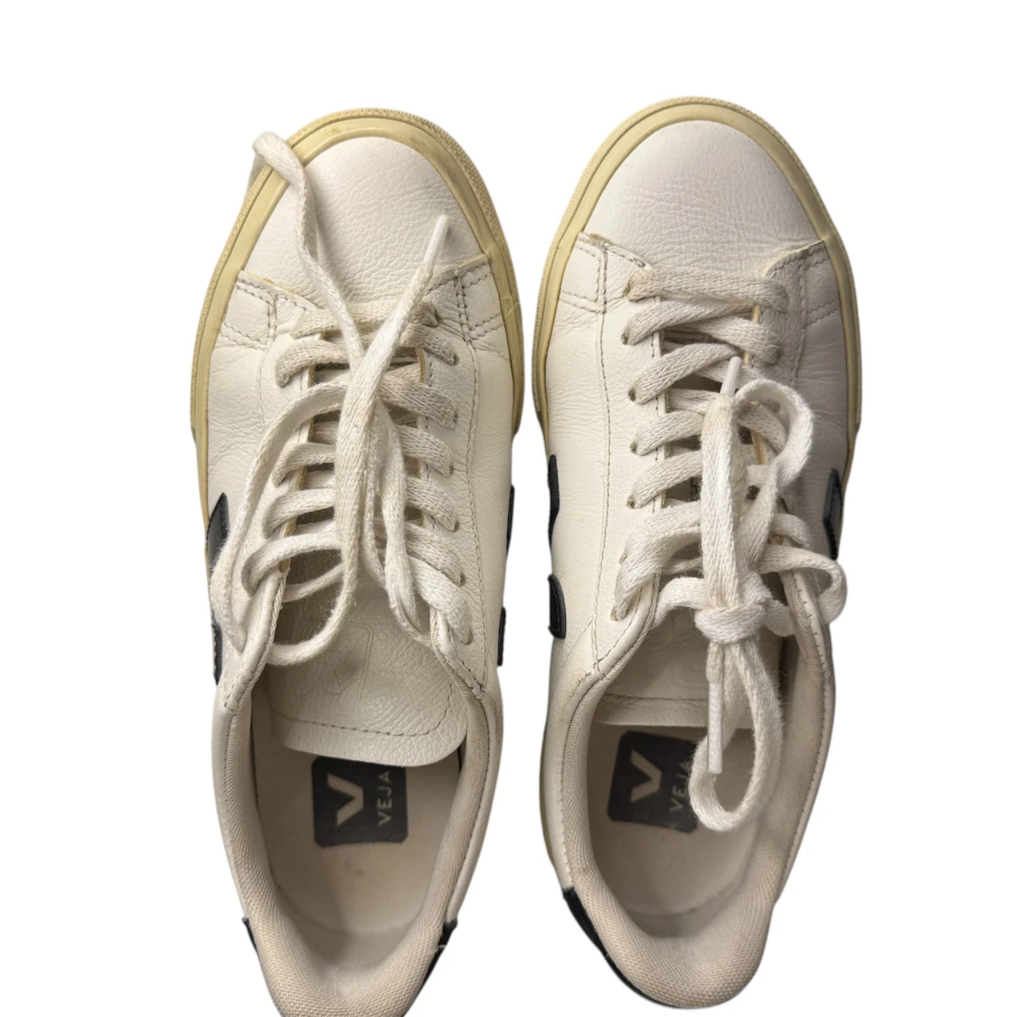 Veja vita sneakers med svart logga