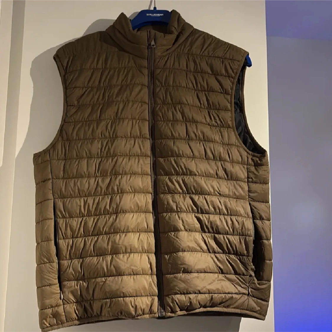 Brun quiltad dunväst från Zara