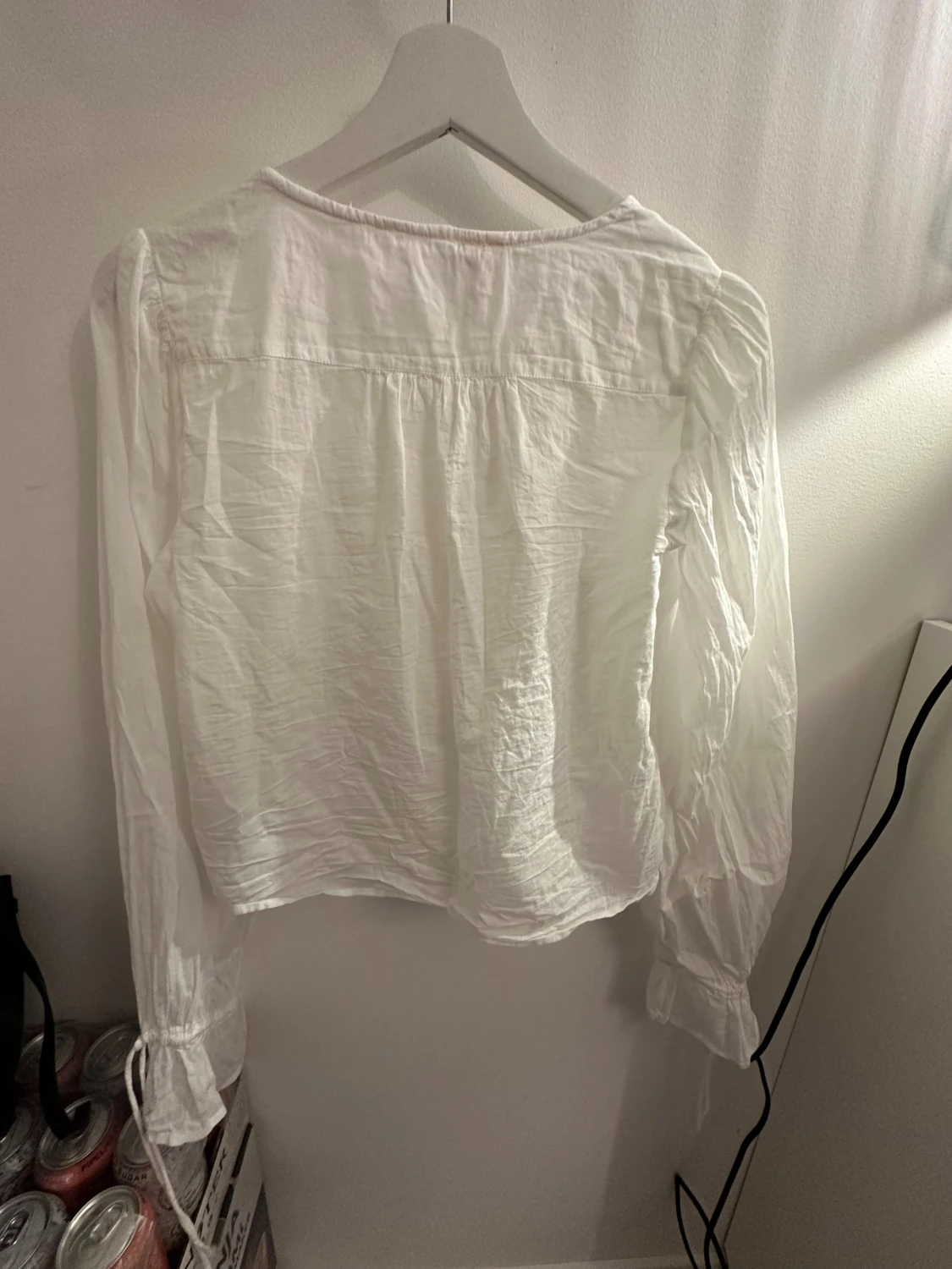 Vit blus med volang från Nelly - 2