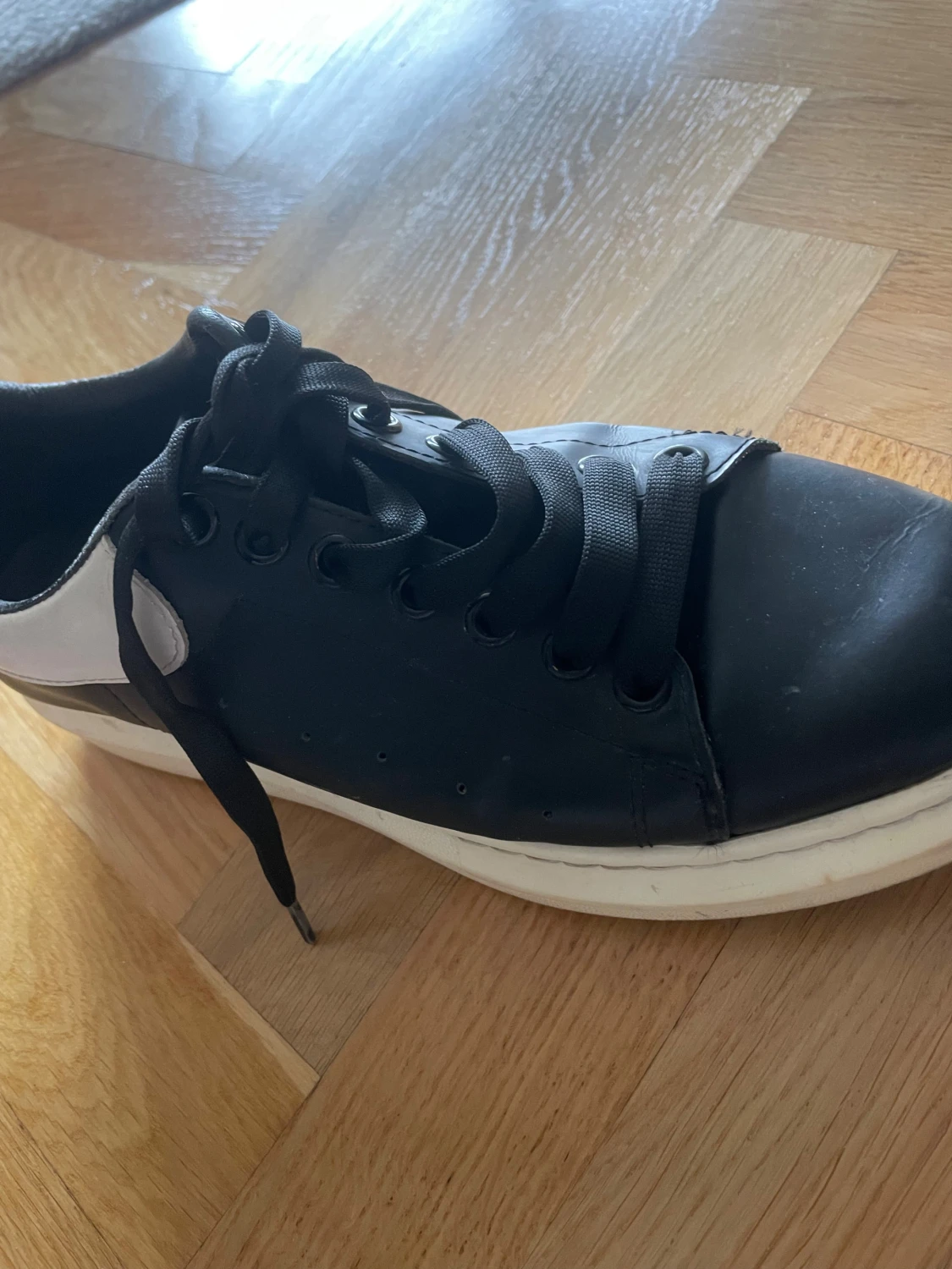 Alexander McQueen svarta och vita sneakers - 4