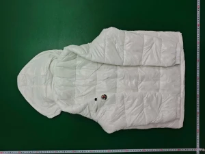 Moncler Vit Pufferjacka, Storlek M - Snygg och varm Moncler vit pufferjacka i storlek M. Perfekt för kalla dagar med huva och ikoniskt Moncler-märke. Mycket bra skick!
